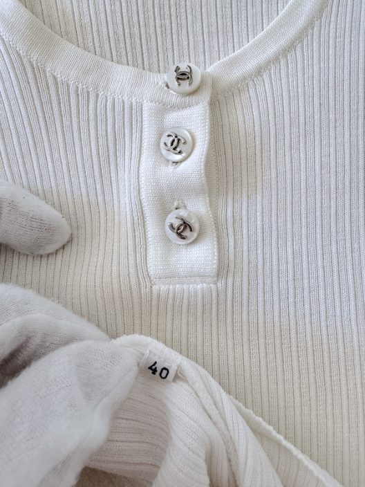 VTG Chanel Off-white Knit Top "CC" logo buttons